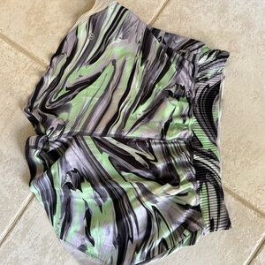 Lululemon Hotty Hot HighhRise Special Edition Short - size 6